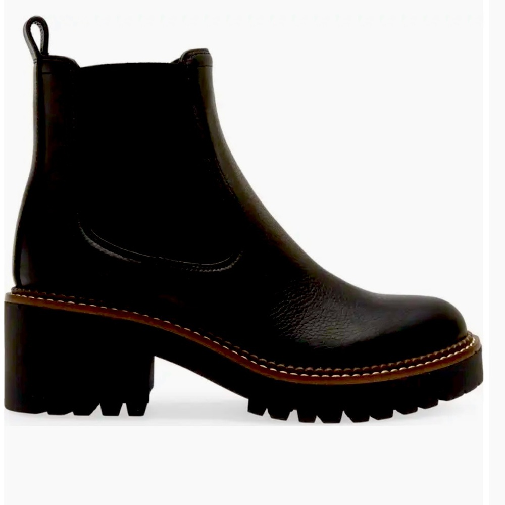 NEW Black Leather Chelsea Boots size 6M - water resistant